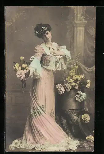 Foto-AK NPG Nr.600 /6: Junge Frau im bodenlangen Kleid mit Blumenstrauss