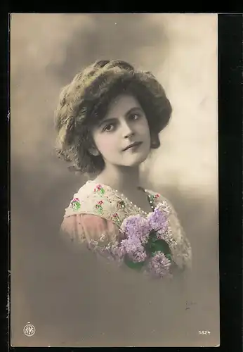 Foto-AK NPG Nr.1824: Junges Mädchen mit Spitzenkragen und Blumen