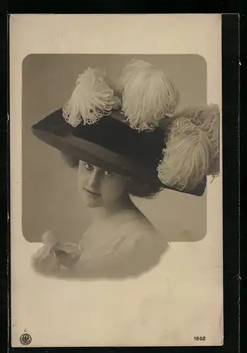 Foto-AK NPG Nr.1602: Junge Frau mit ausgefallenem Hut