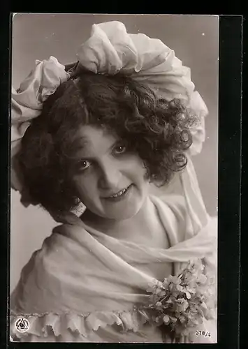 AK Portrait, Junge Frau mit mit Hut