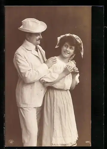 Foto-AK NPG Nr.693 /2: Herr und Dame in weissen Gewändern schauen sich verliebt an