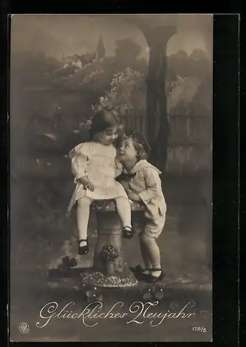 Foto-AK NPG Nr.178 /5: Zwei süsse Kinder necken sich einander