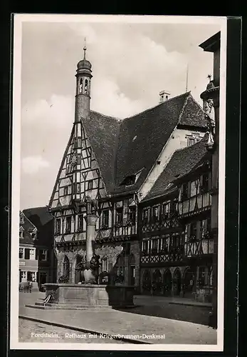 AK Forchheim, Rathaus mit Kriegerbrunnen-Denkmal