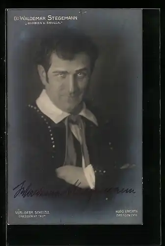 Foto-AK Hugo Erfurth: Opernsänger Waldemar Stegemann mit verschmitztem Blick, Autograph