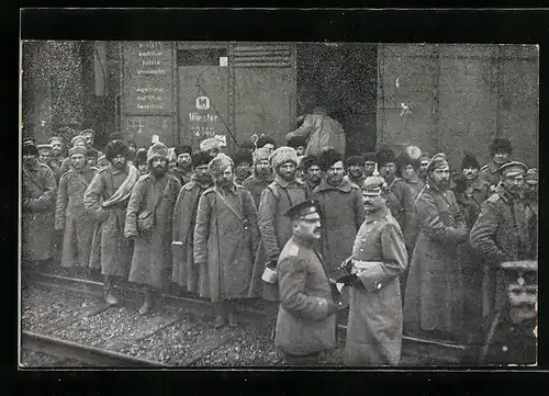 AK Neu-Ulm, Kriegsgefangene Russen auf dem Bahnhof 25.11.1914