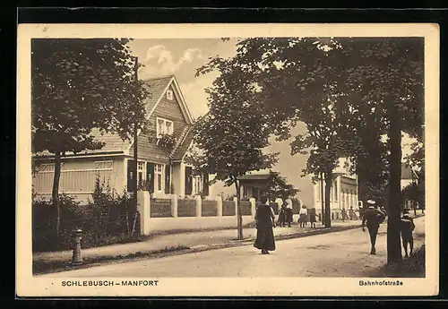 AK Schlebusch-Manfort, Bahnhofstrasse mit Passanten