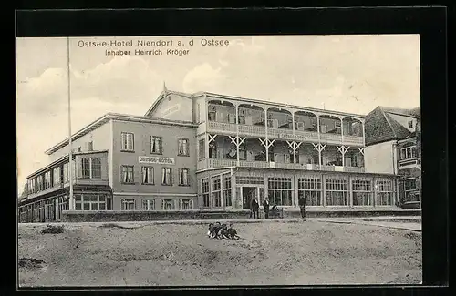 AK Niendorf /Ostsee, Ostsee-Hotel mit Kindergruppe