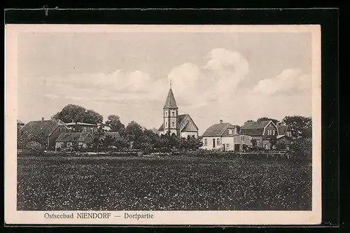 AK Niendorf / Ostsee, Dorfpartie mit Blick zur Kirche