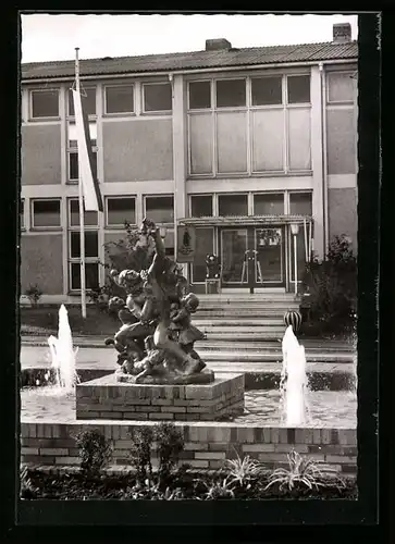 AK Neustadt bei Coburg, Harlekinbrunnen mit Trachten-Puppen-Museum