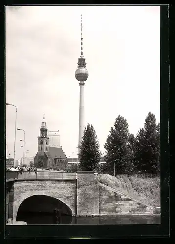 AK Berlin, Fernseh- und UKW Turm der Deutschen Post, Blick zur Kirche