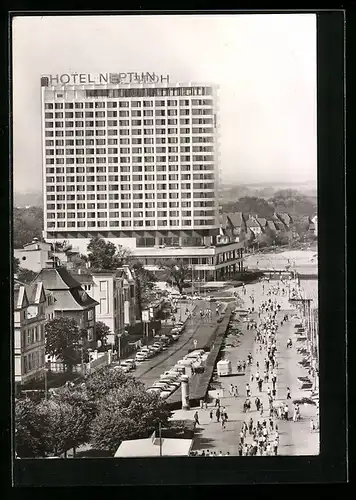 AK Rostock, Warnemünde, Blick auf das Hotel Neptun mit der Promenade
