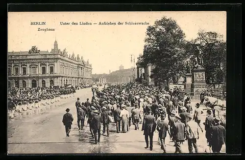AK Berlin, Unter den Linden, Aufziehen der Schlosswache, Zeughaus