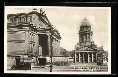 AK Berlin, Schauspielhaus mit Französischem Dom auf dem Gendarmenmarkt