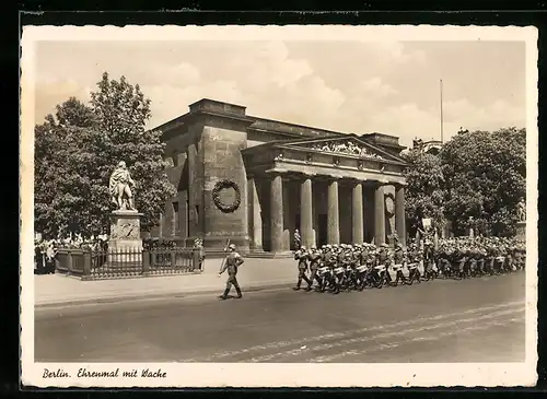 AK Berlin, Wache vor dem Ehrenmal