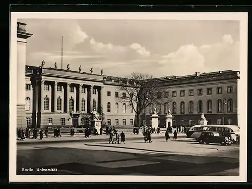 AK Berlin, Passanten vor der Universität