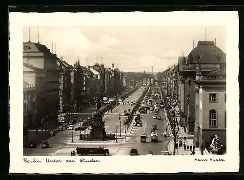 AK Berlin, Denkmal Unter den Linden, Blick zum Brandenburger Tor