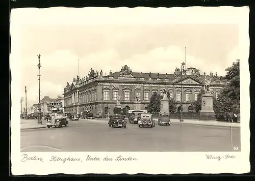 AK Berlin, Unter den Linden, Automobile vor dem Zeughaus