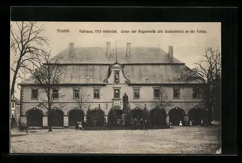 AK Soest, Rathaus mit Gedenktafel unter der Bogenhalle