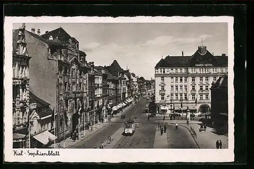 AK Kiel, Strassenbahn am Sophienblatt vor dem Hansa Hotel