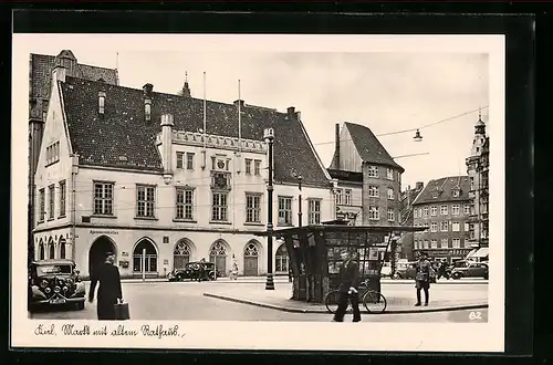 AK Kiel, Markt mit altem Rathaus und Zeitungskiosk