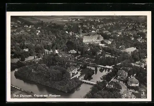 AK Bad Pyrmont, Schloss mit Kurhaus vom Flugzeug aus