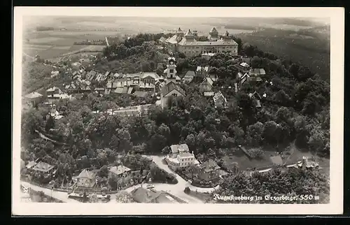 AK Augustusburg im Erzgebirge, Ortsansicht mit der Burg vom Flugzeug aus