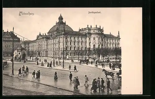 AK München, Passanten vor dem Justizpalast