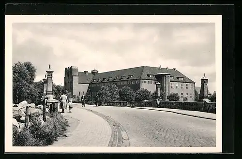 AK Husum an der Nordsee, auf der Strasse vor dem Nissenhaus