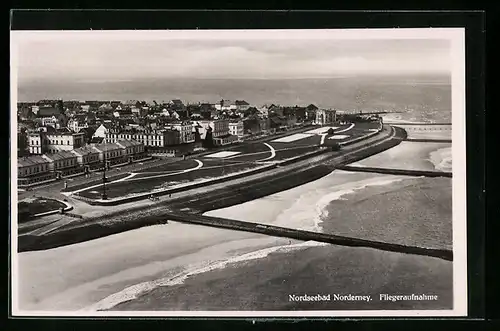 AK Nordseebad Norderney, Generalansicht der Stadt mit dem Strand vom Flugzeug aus