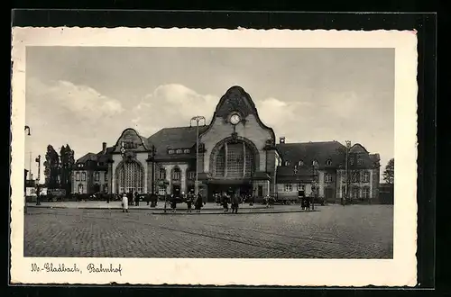 AK M.-Gladbach, Passanten vor dem Bahnhof