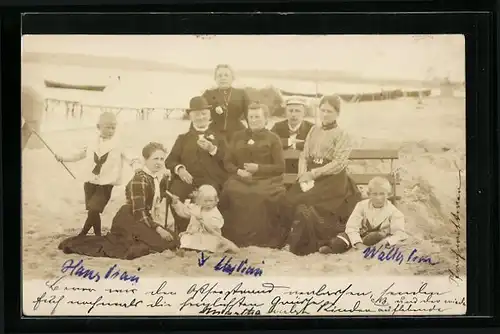 Foto-AK Ostseebad Haffkrug, Familienbild am Ostseestrand