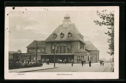 AK Herne, vor dem Bahnhofsgebäude