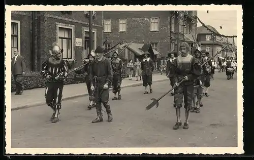 Foto-AK Grossbreitenbach, Heimatfestzug 1955, Wachen geleiten einen Gefangenen