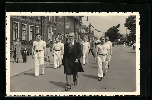Foto-AK Grossbreitenbach, Heimatfestzug 1955, Herren des Turnvereins