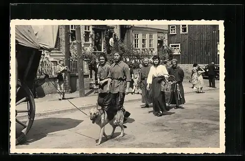 Foto-AK Grossbreitenbach, Heimatfestzug 1955, Anwohner mit ihrem Schäferhund