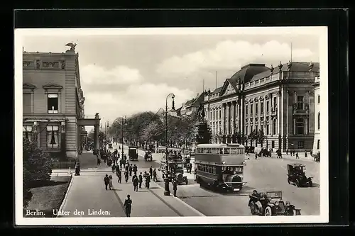 AK Berlin, Autobus und Passanten Unter den Linden