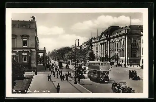 AK Berlin, Unter den Linden, Passanten und AUtobusse