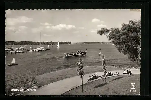 AK Berlin-Wannsee, Passanten im Park am Seeufer