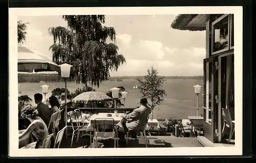 AK Berlin-Wannsee, Terrasse am Lokal mit Seeblick