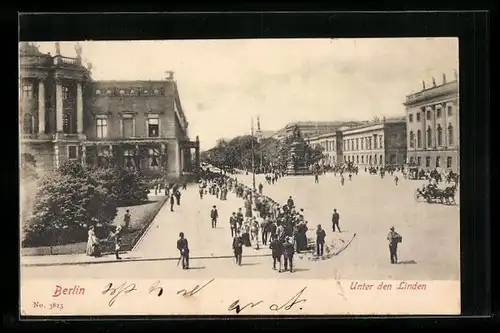 AK Berlin, Unter den Linden, Passanten am Kaiserdenkmal