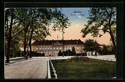 AK Berlin-Tiergarten, Anlagen vor dem Schloss Bellevue