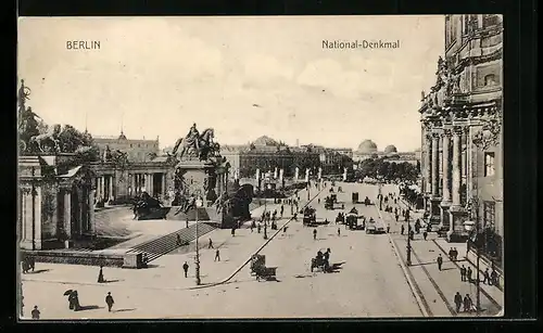 AK Berlin, Besucher und Kutschen vor dem National-Denkmal