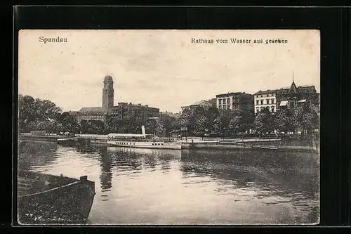 AK Berlin-Spandau, Blick vom Wasser auf das Rathaus