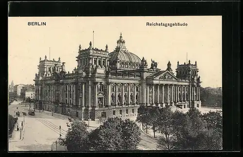 AK Berlin-Tiergarten, auf der Strasse vor dem Reichstagsgebäude
