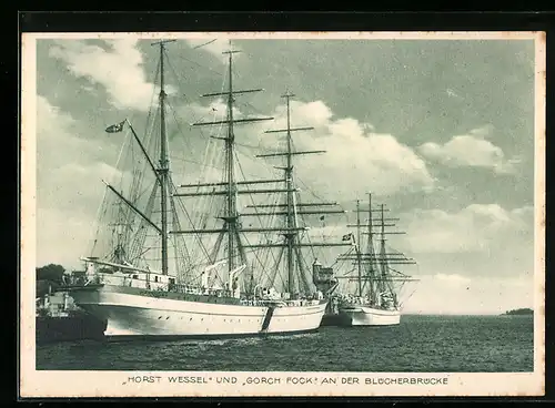 AK Schul-Segelschiffe Gorch Fock und  der Kriegsmarine im hafen