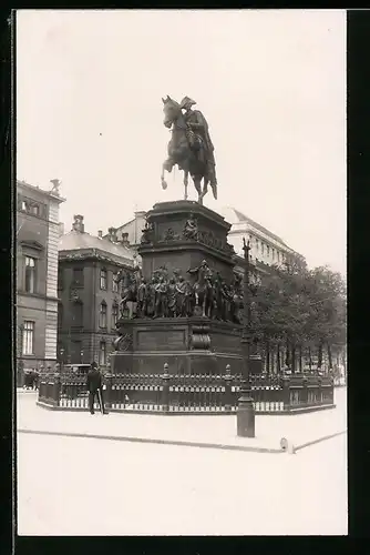 Foto-AK Berlin, Unter den Linden, Kaiser Friedrich-Standbild