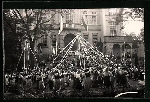 Foto-AK Oetigheim, Volksschauspiele, Bändertanz vor einem Villengebäude