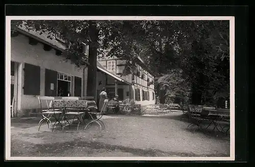 AK Batzdorf bei Meissen, Gasthaus Rehbockschänke, Gartenansicht mit Wirtin