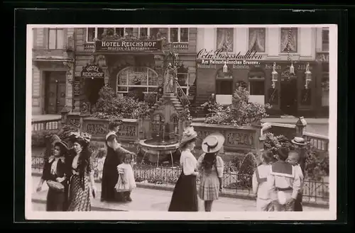 AK Köln, Hotel Reichshof, Passanten vor dem Heinzelmännchen-Brunnen