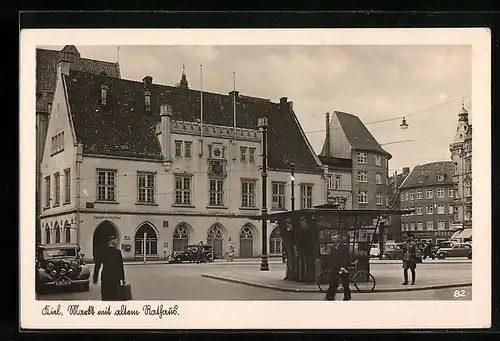 AK Kiel, Markt mit altem Rathaus und Zeitungskiosk